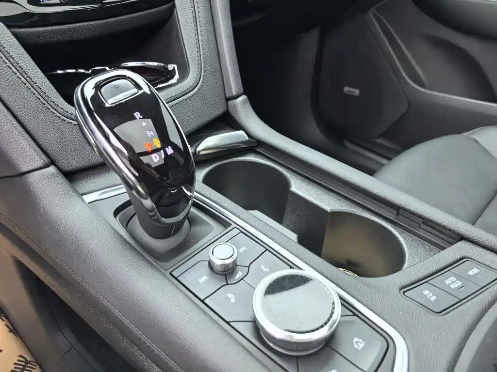 Cadillac XT5 — фото 14