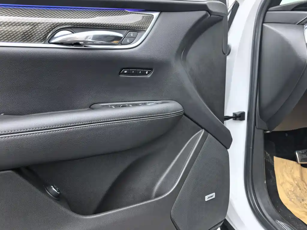 Cadillac XT5 — фото 15
