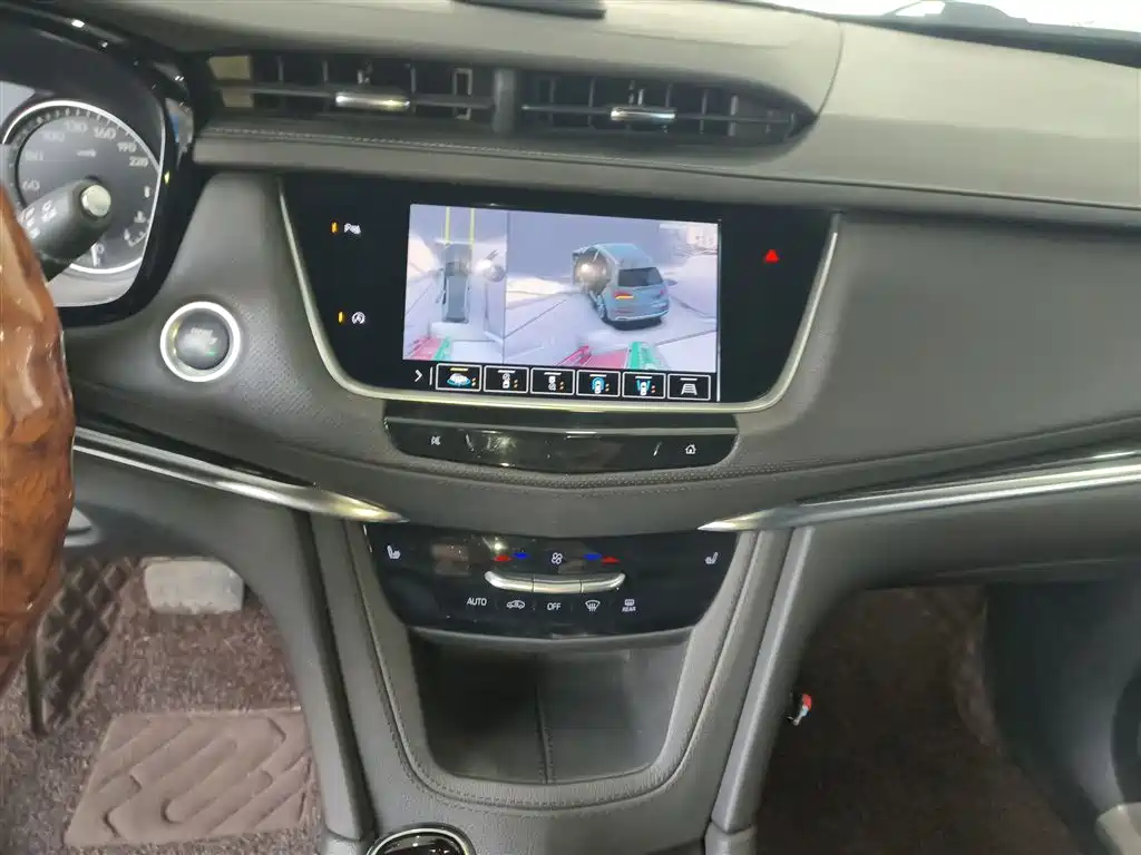 Cadillac XT5 — фото 9