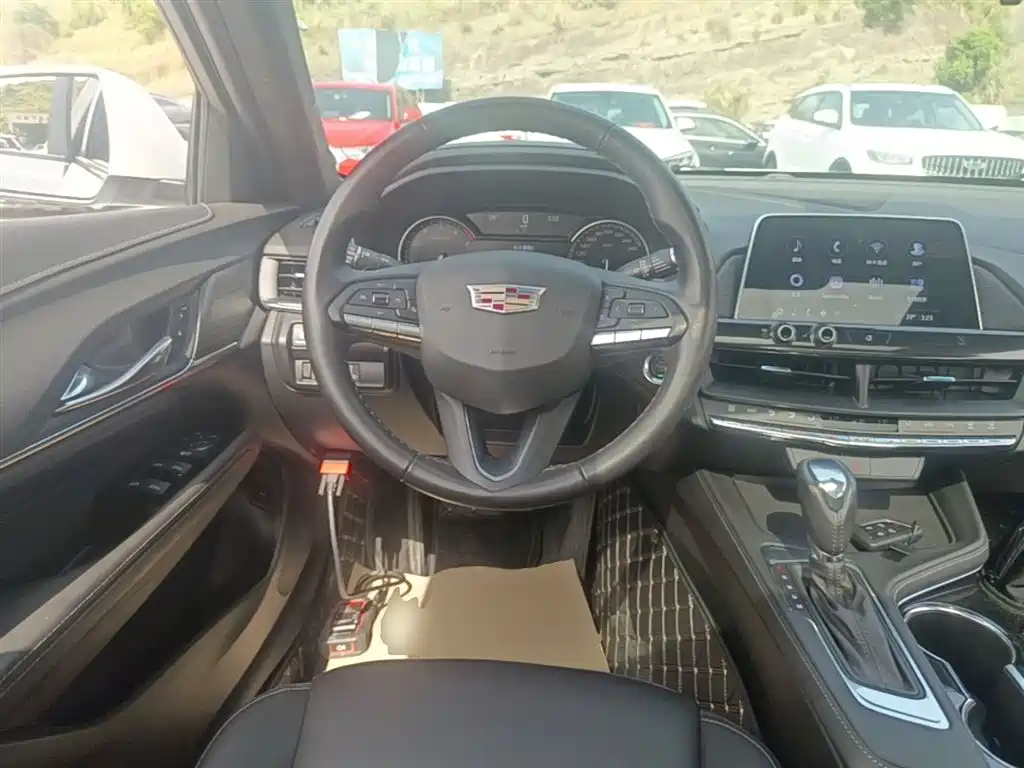 Cadillac CT4 — фото 11