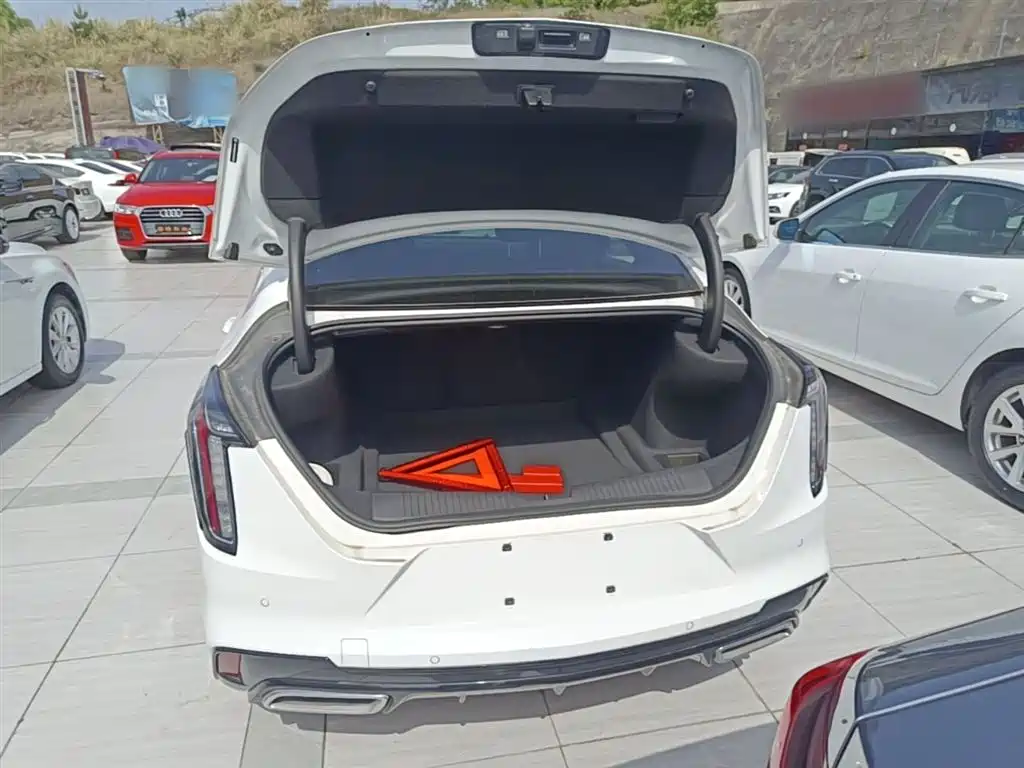 Cadillac CT4 — фото 19