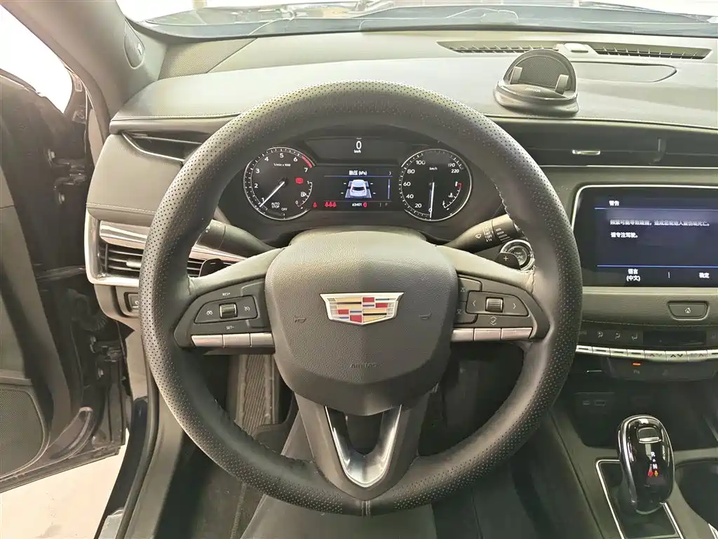 Cadillac XT4 — фото 11