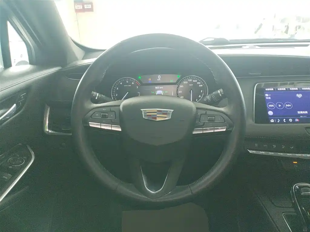 Cadillac XT4 — фото 5