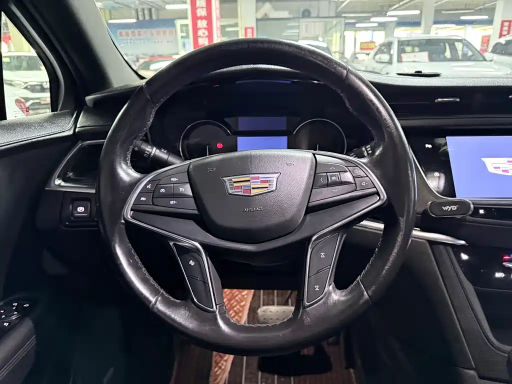 Cadillac XT5 — фото 14