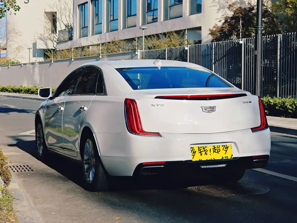 Cadillac XTS — фото 8