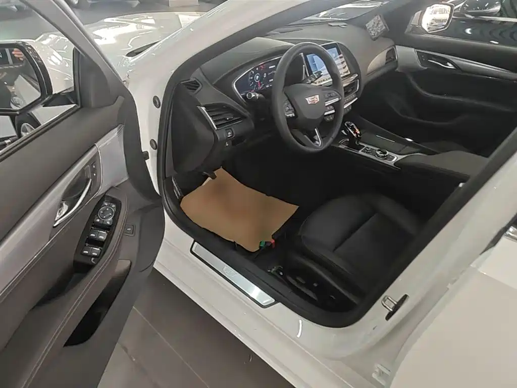 Cadillac CT5 — фото 16