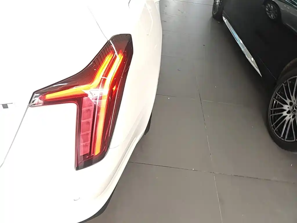 Cadillac CT5 — фото 8