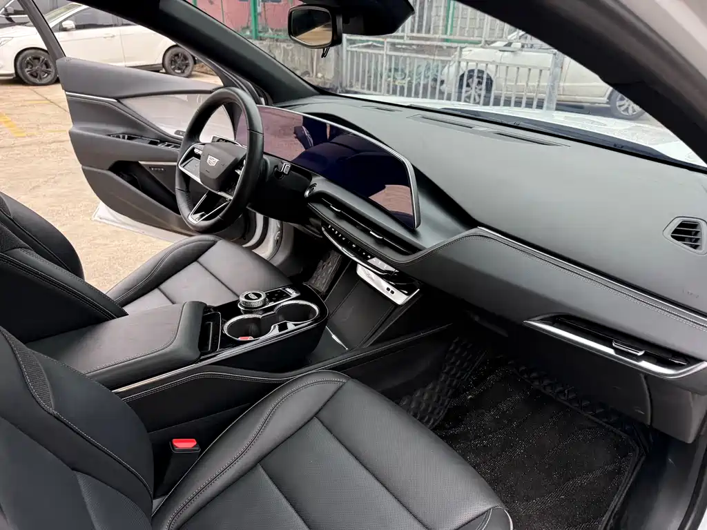 Cadillac GT4 — фото 13