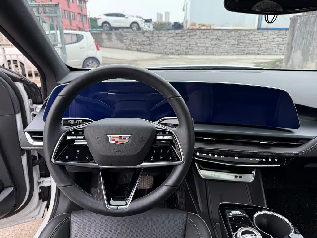 Cadillac GT4 — фото 10