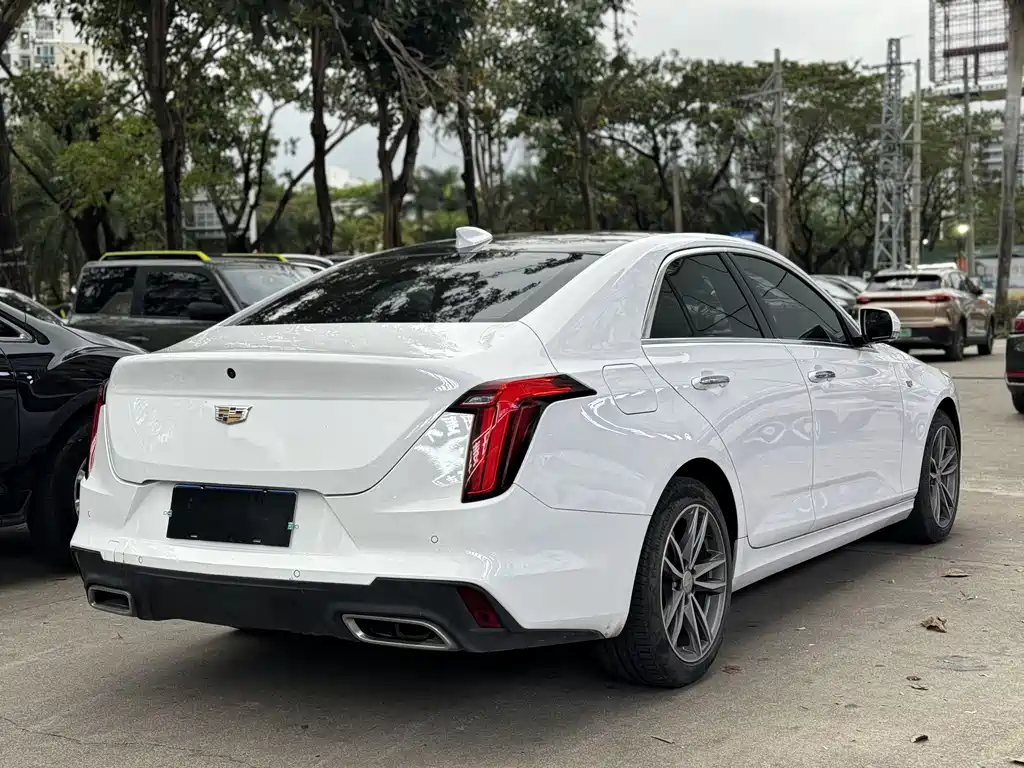 Cadillac CT4 — фото 9
