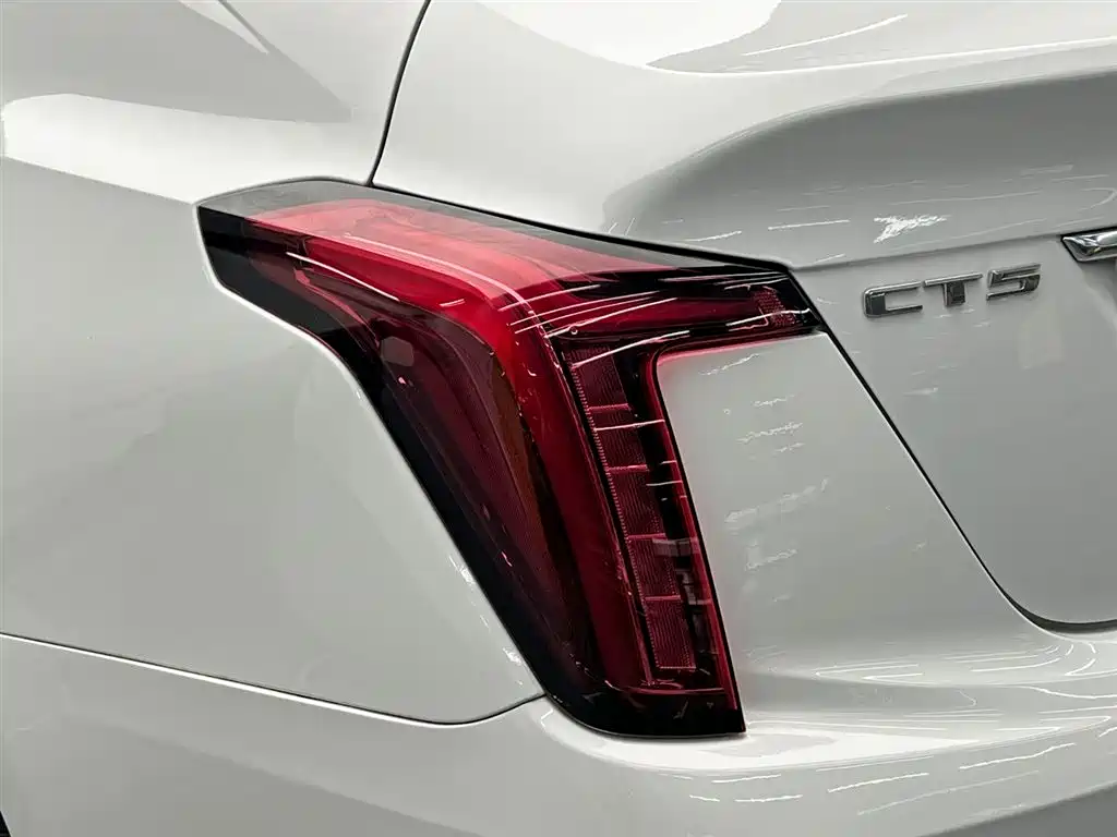 Cadillac CT5 — фото 10