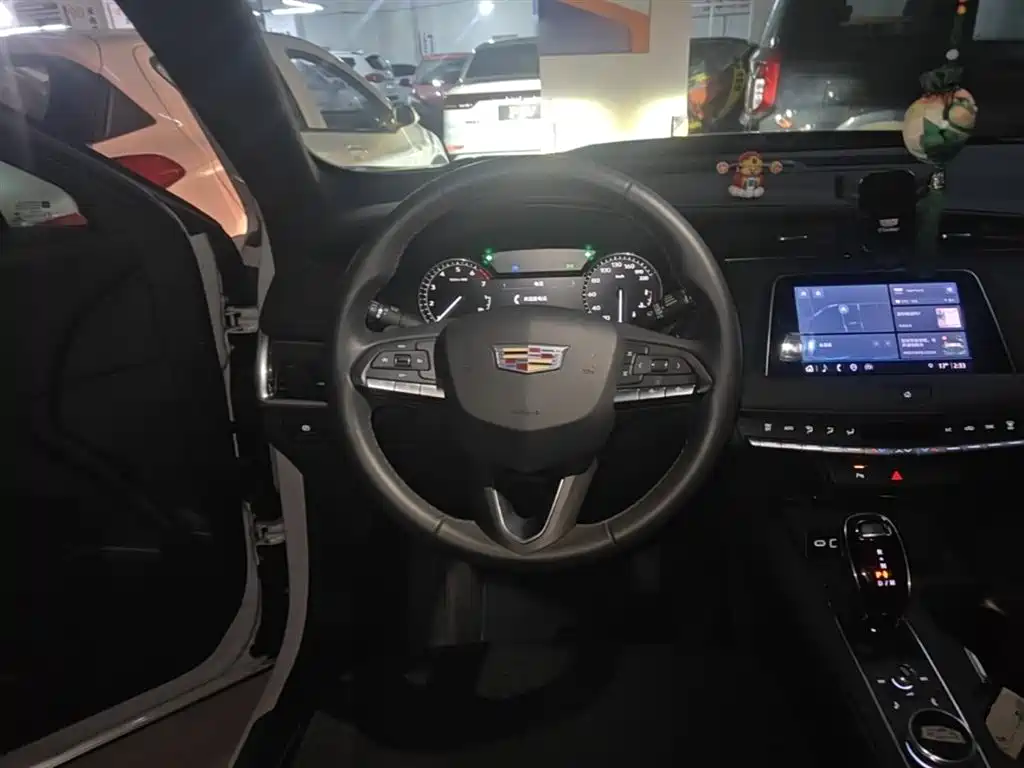 Cadillac XT4 — фото 11