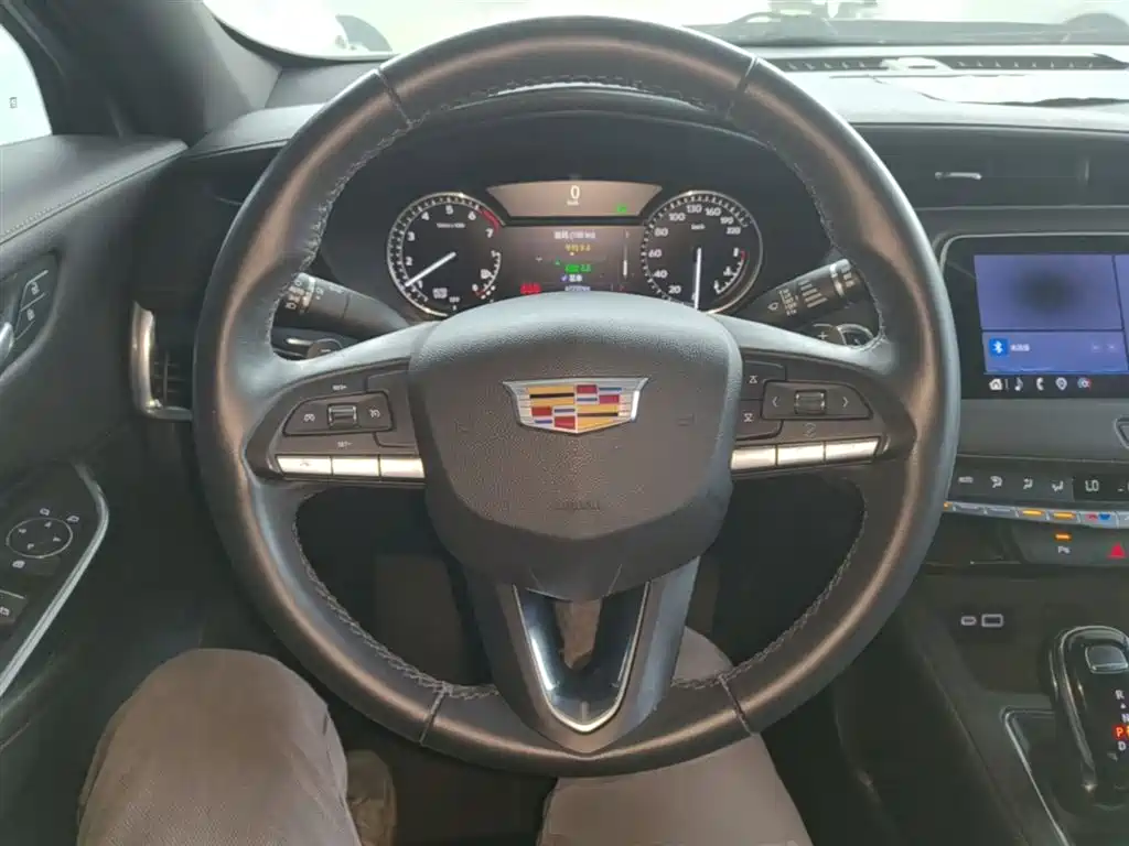 Cadillac XT4 — фото 11