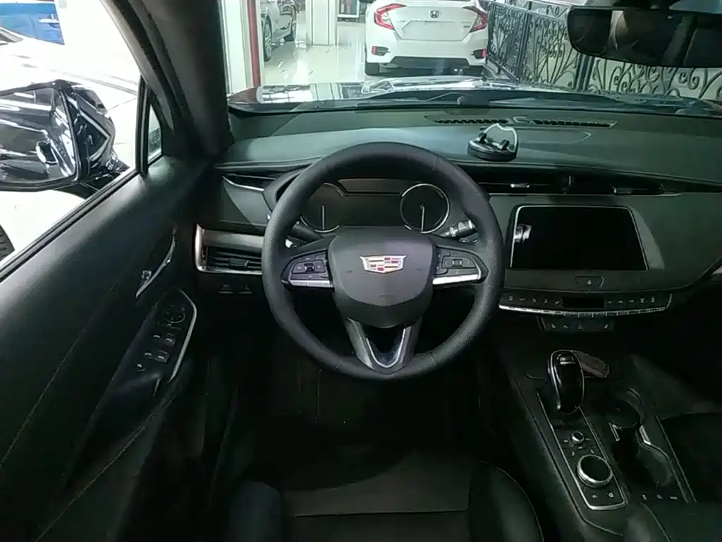 Cadillac XT4 — фото 7