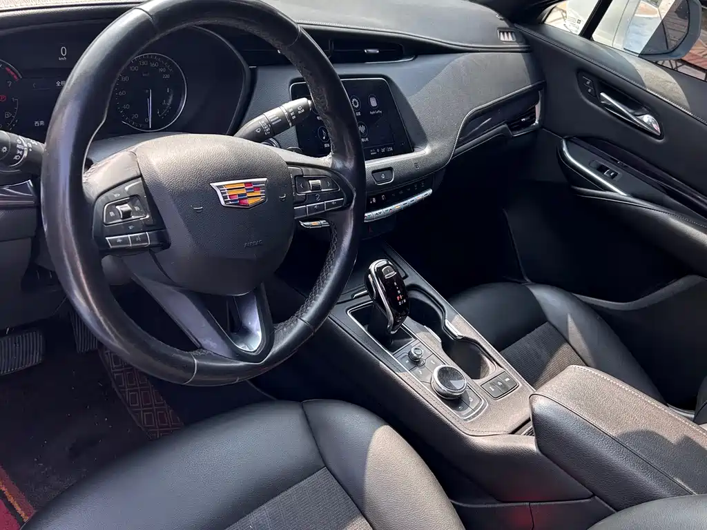 Cadillac XT4 — фото 8