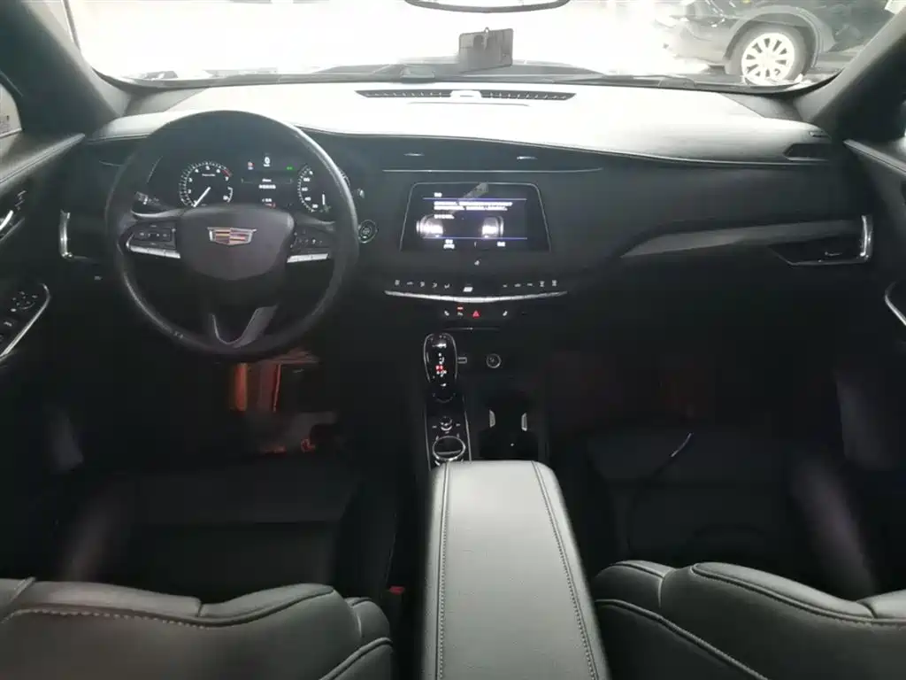 Cadillac XT4 — фото 10