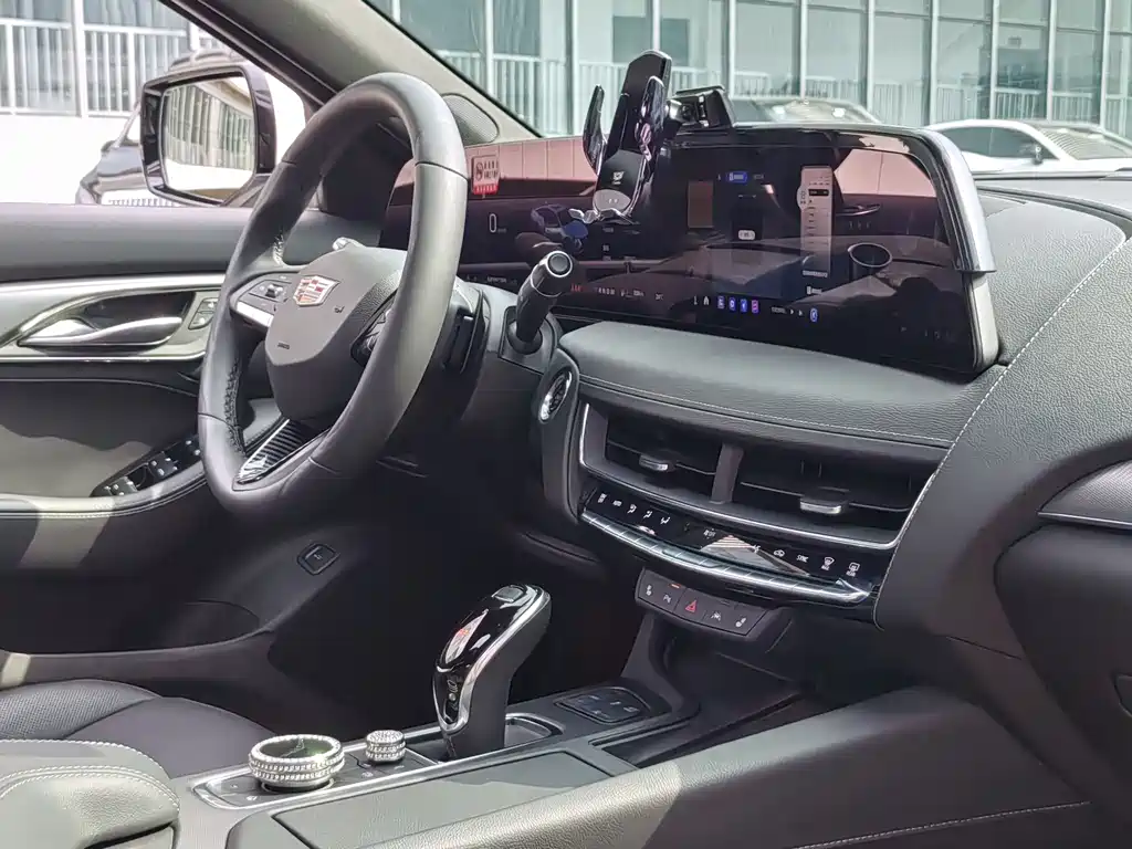Cadillac CT5 — фото 21