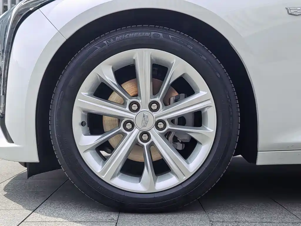 Cadillac CT5 — фото 8