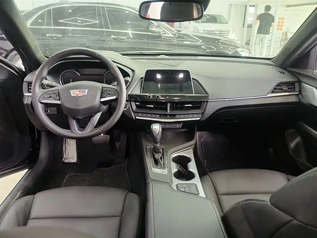 Cadillac CT4 — фото 10