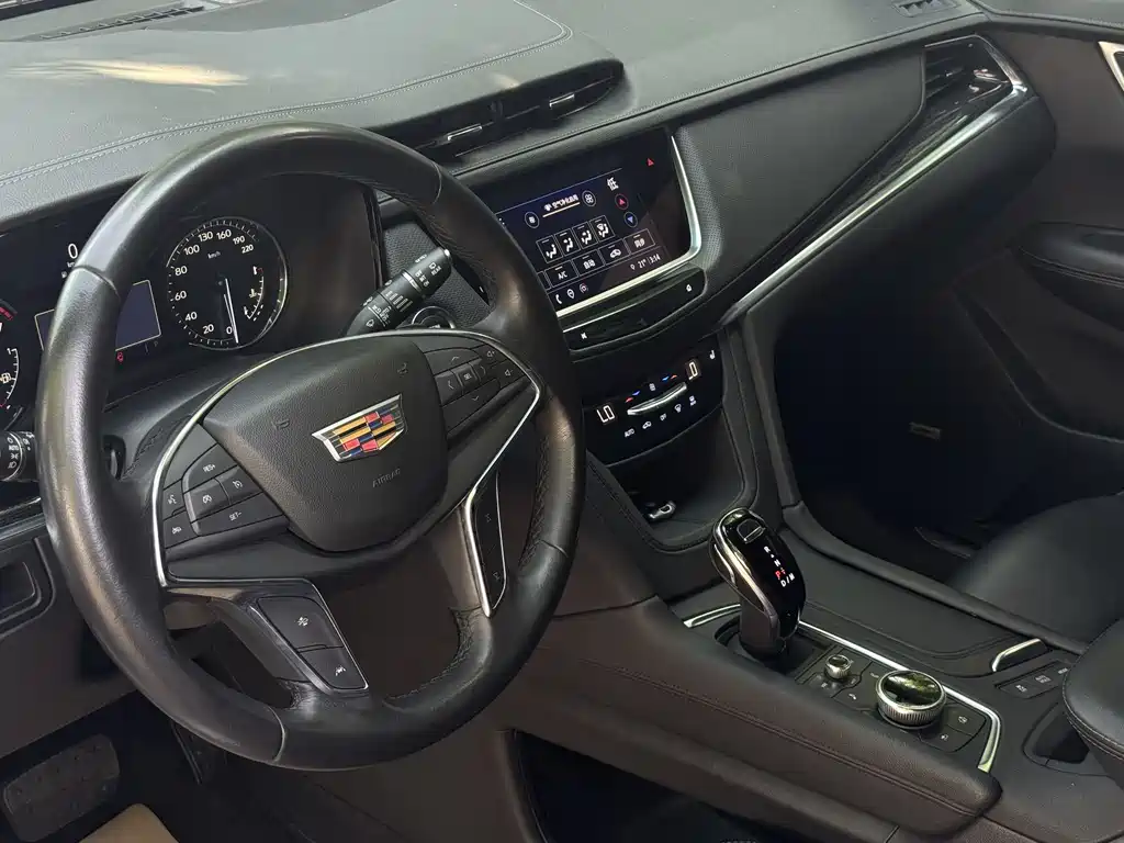 Cadillac XT5 — фото 8