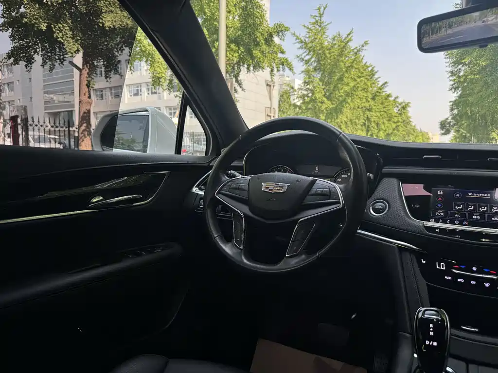 Cadillac XT5 — фото 10