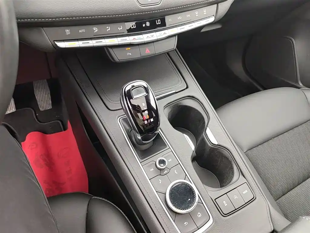 Cadillac XT4 — фото 14