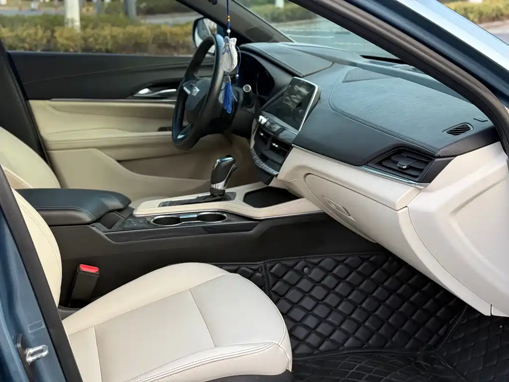 Cadillac CT4 — фото 13