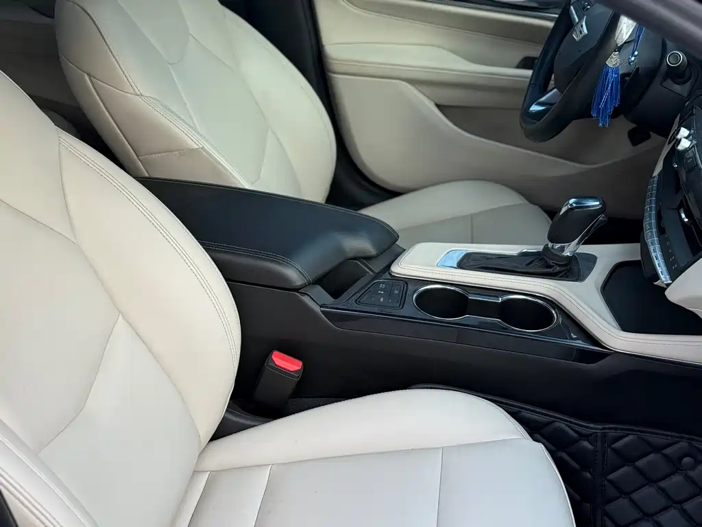 Cadillac CT4 — фото 15