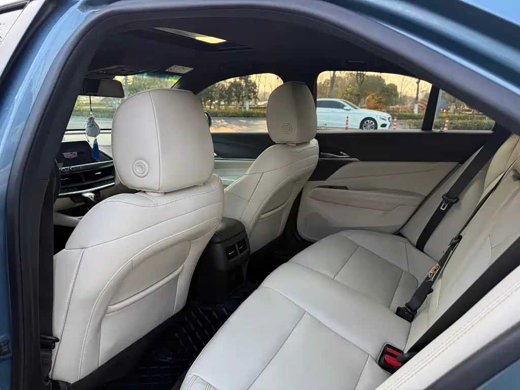 Cadillac CT4 — фото 9