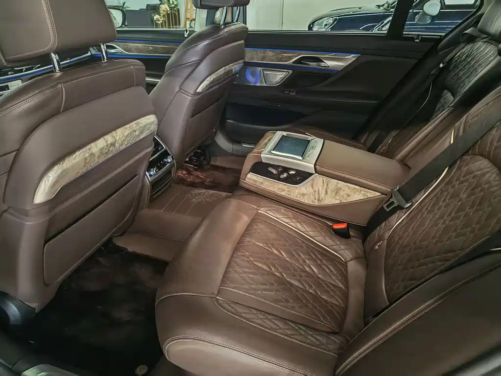 BMW 7 Series — фото 13