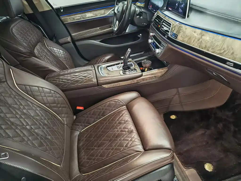 BMW 7 Series — фото 14