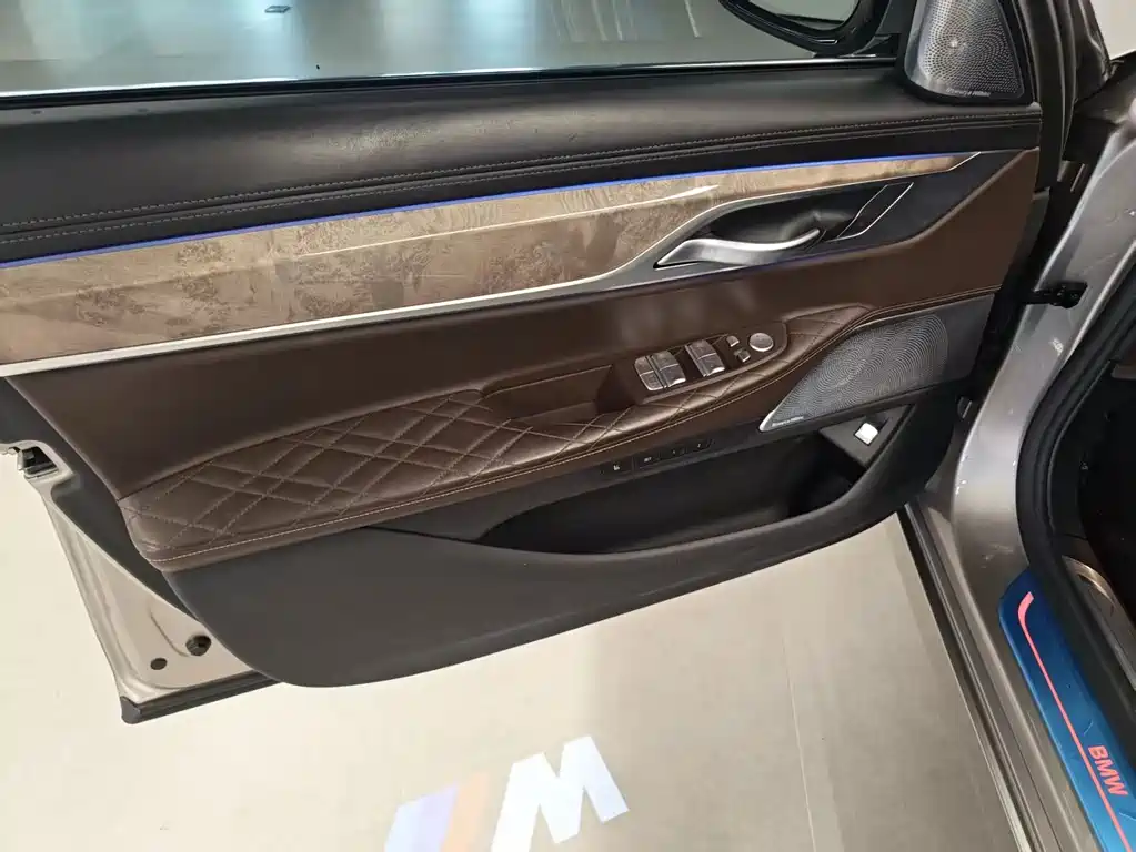 BMW 7 Series — фото 17