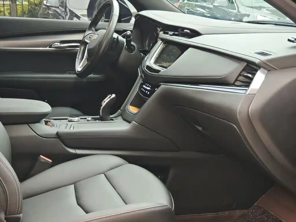Cadillac XT6 — фото 8