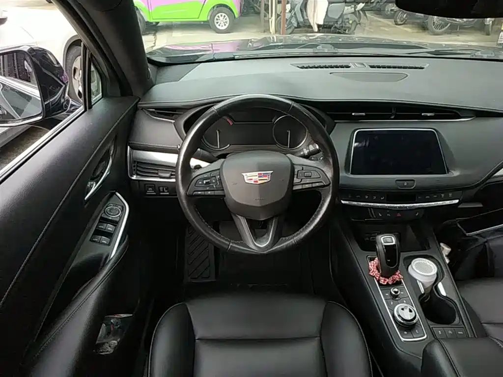 Cadillac XT4 — фото 11