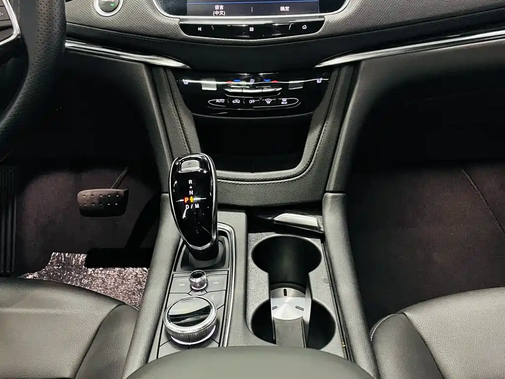 Cadillac XT5 — фото 13