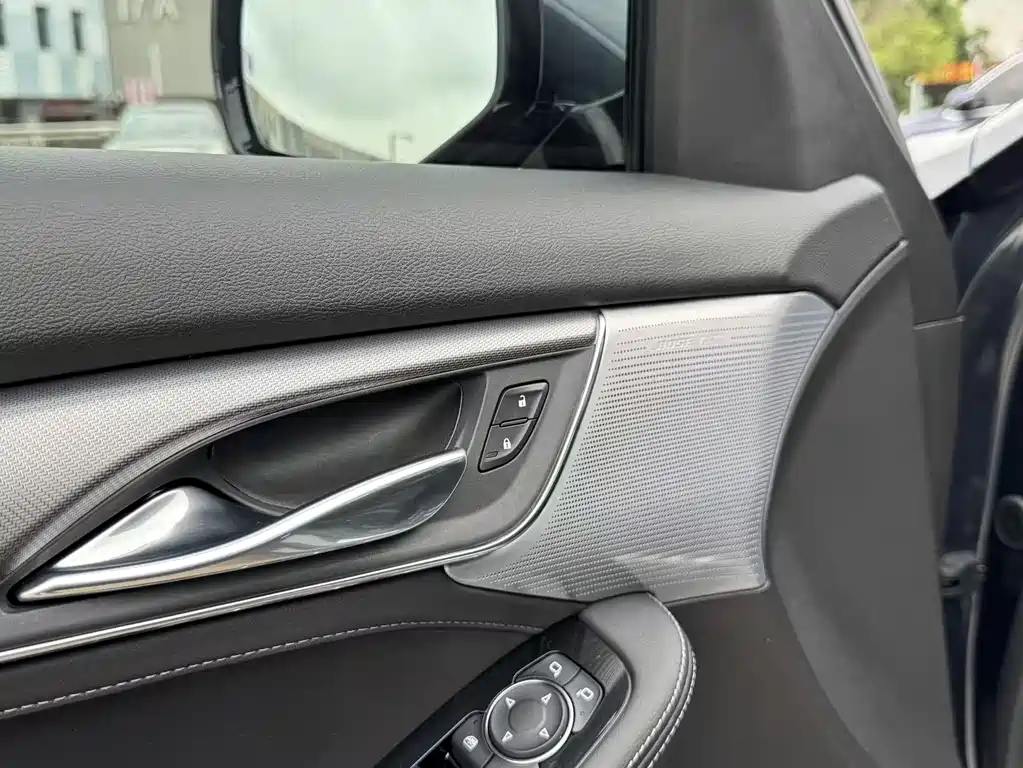Cadillac CT5 — фото 11