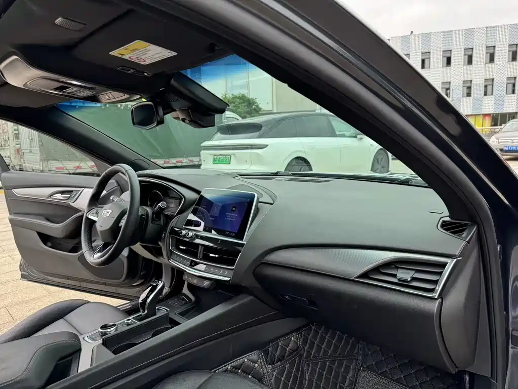 Cadillac CT5 — фото 31