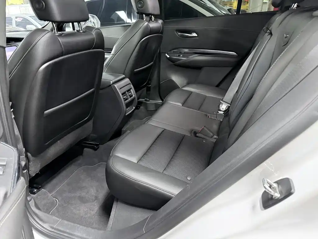 Cadillac XT4 — фото 11