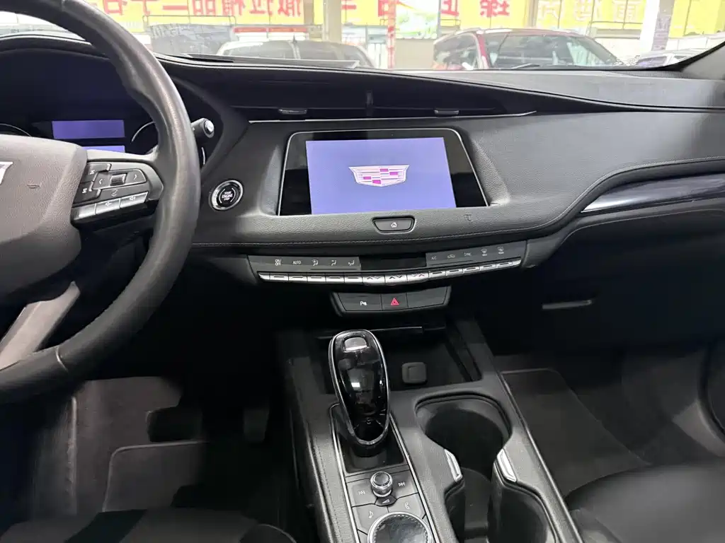 Cadillac XT4 — фото 15