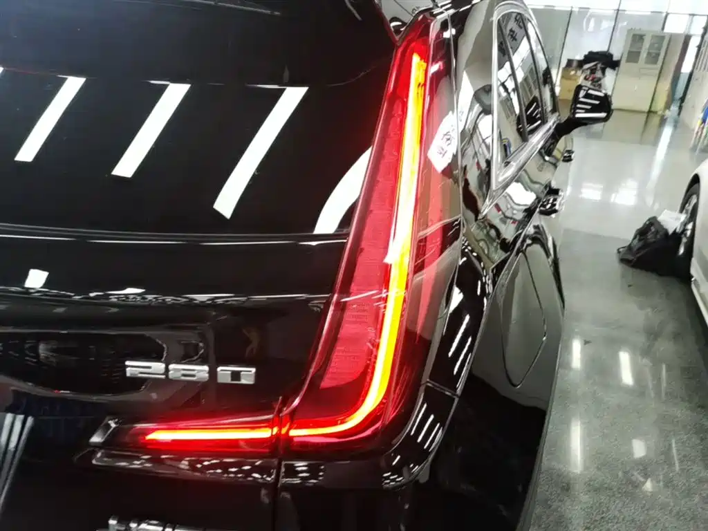 Cadillac XT4 — фото 8