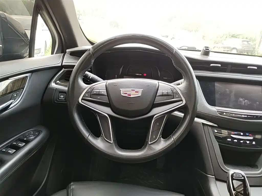 Cadillac XT5 — фото 11