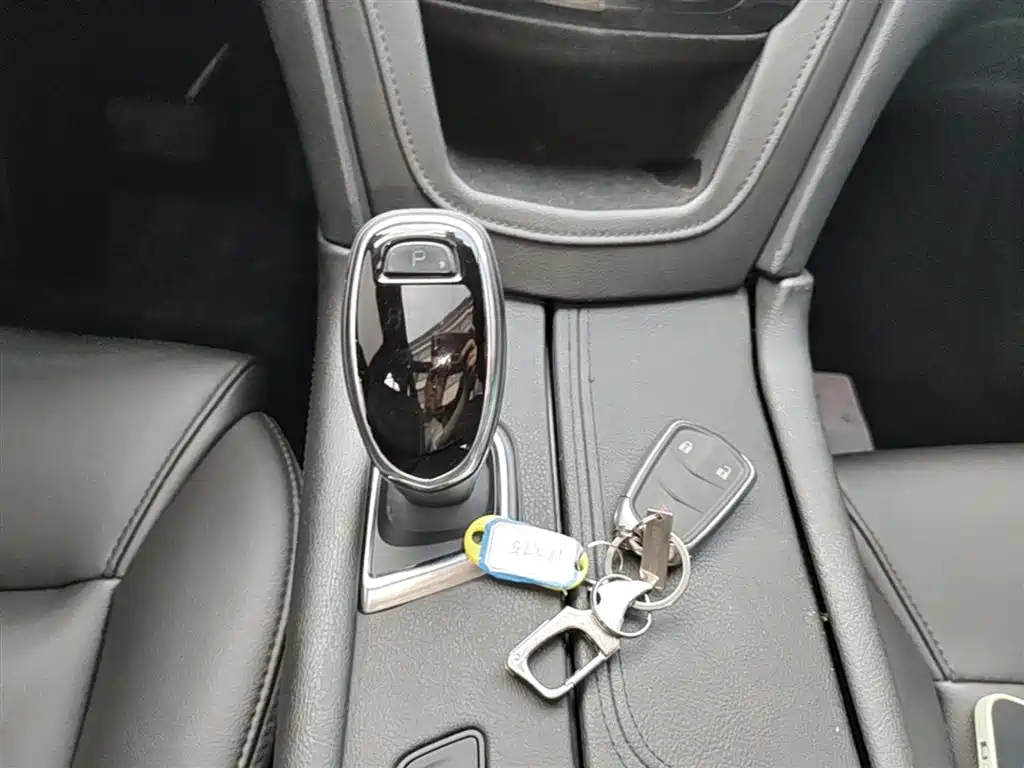 Cadillac XT5 — фото 14