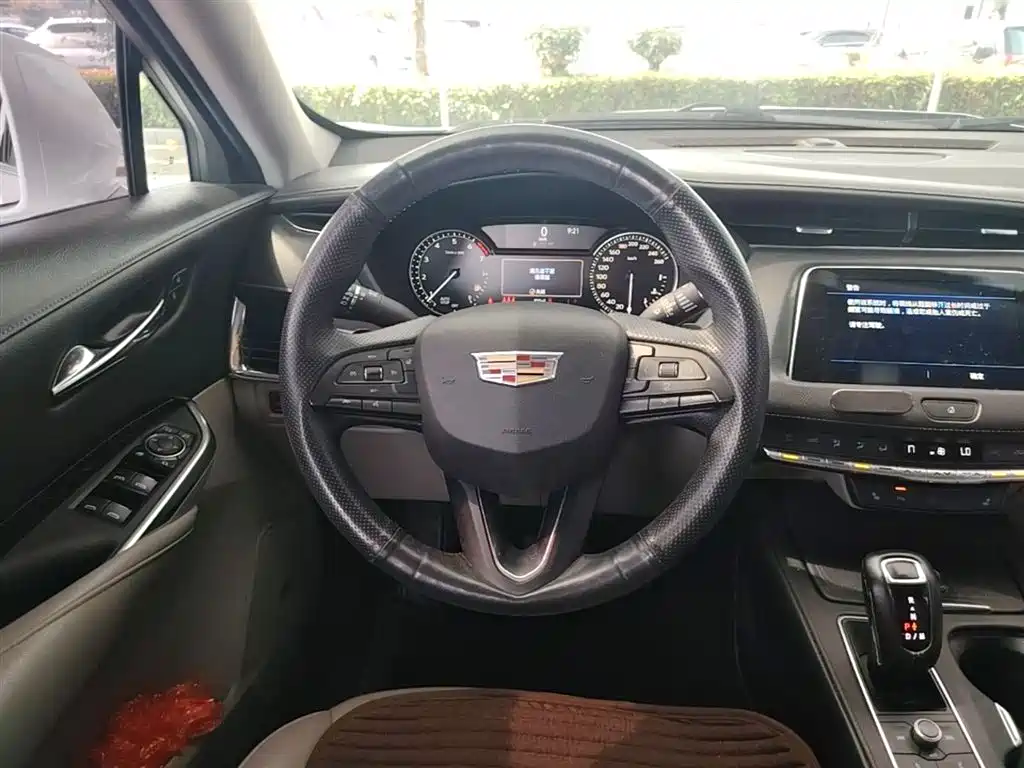 Cadillac XT4 — фото 11