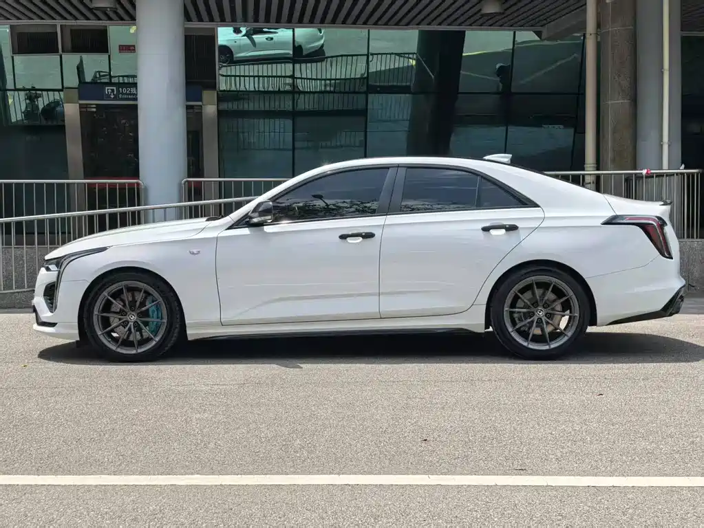 Cadillac CT4 — фото 5