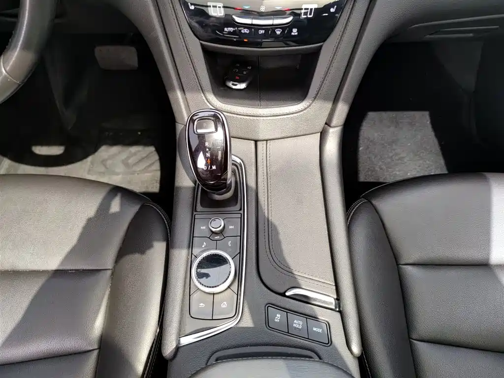 Cadillac XT5 — фото 14