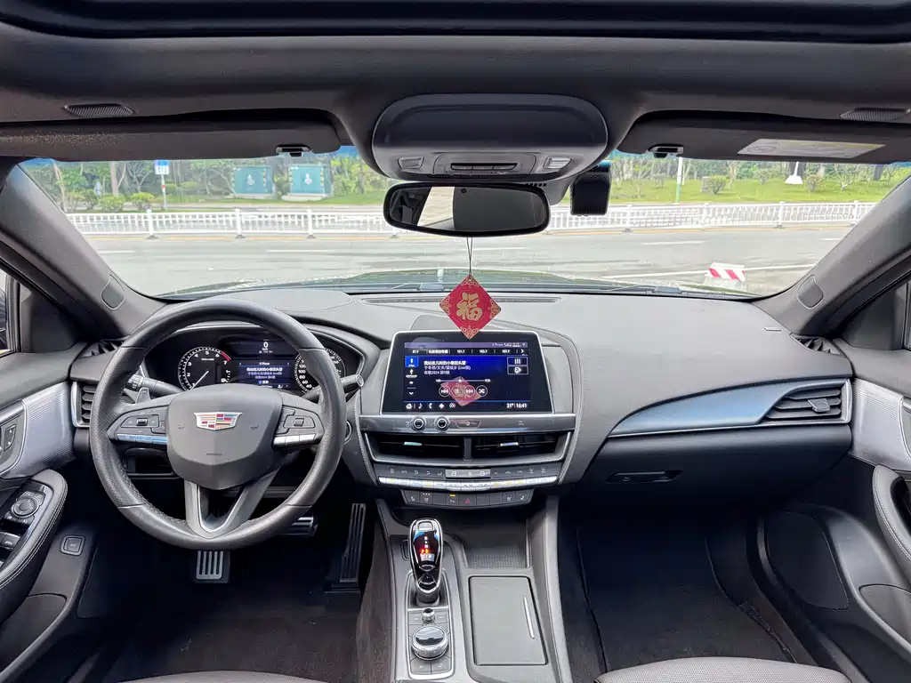 Cadillac CT5 — фото 8