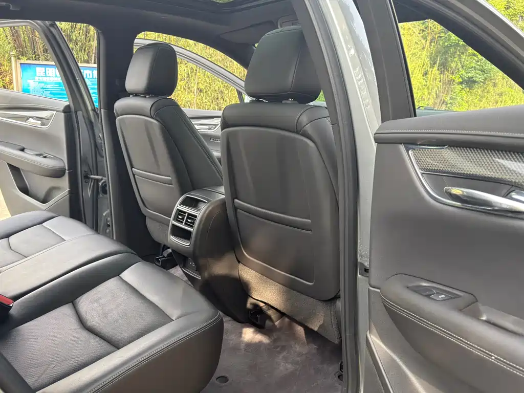 Cadillac XT5 — фото 14