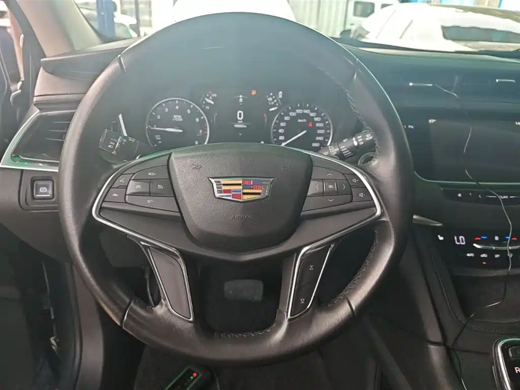 Cadillac XT5 — фото 11