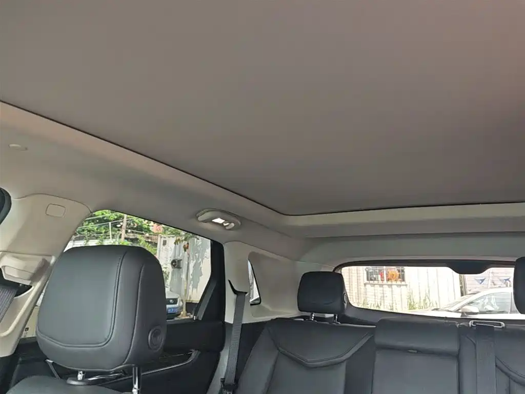 Cadillac XT5 — фото 18