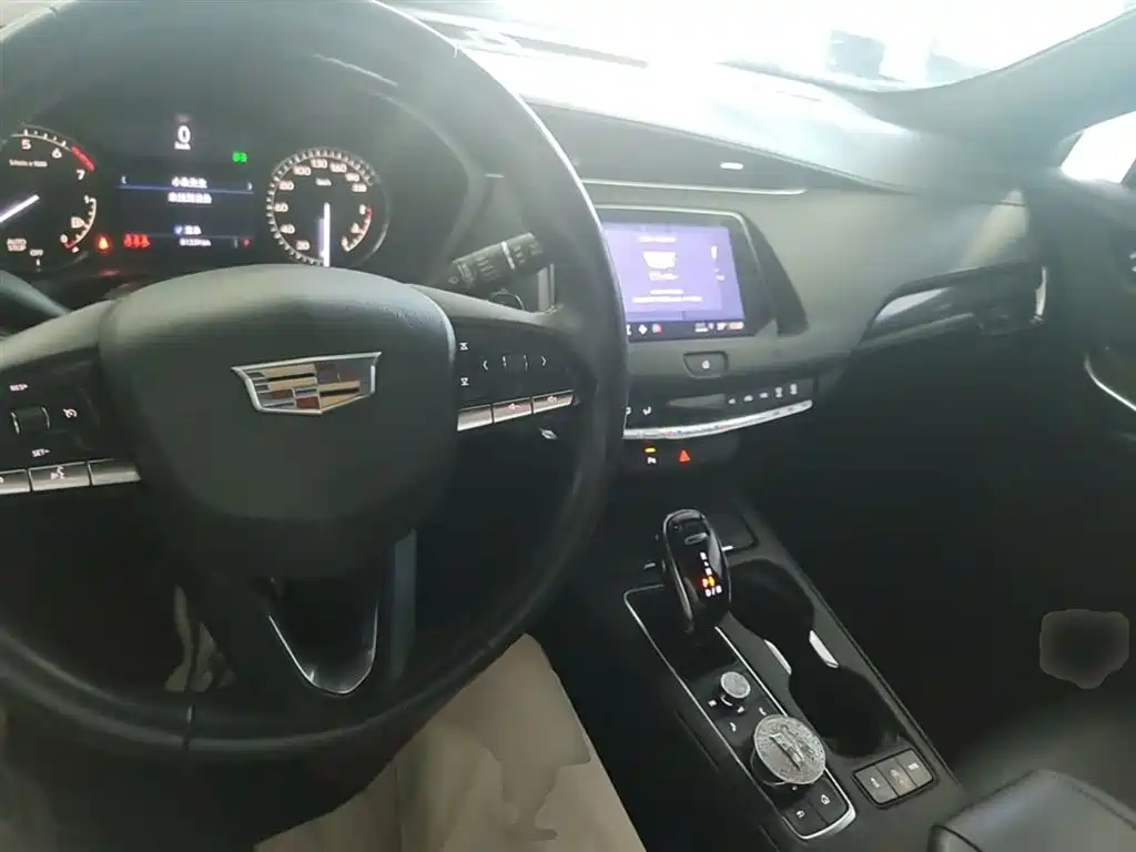 Cadillac XT4 — фото 10